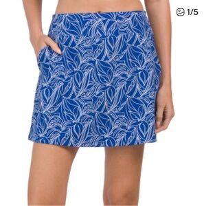Tommy Bahama Active Skort blue and white floral print. Golf, Tennis, Pickleball